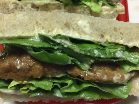 サラダ菜とハンバーグでサンドイッチ